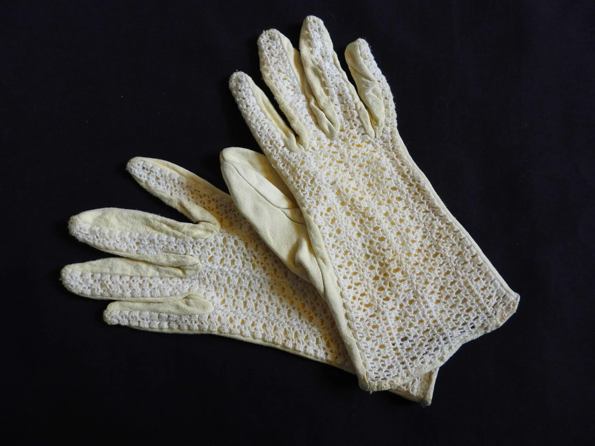 Cream Doeskin & Crochet Gloves - S