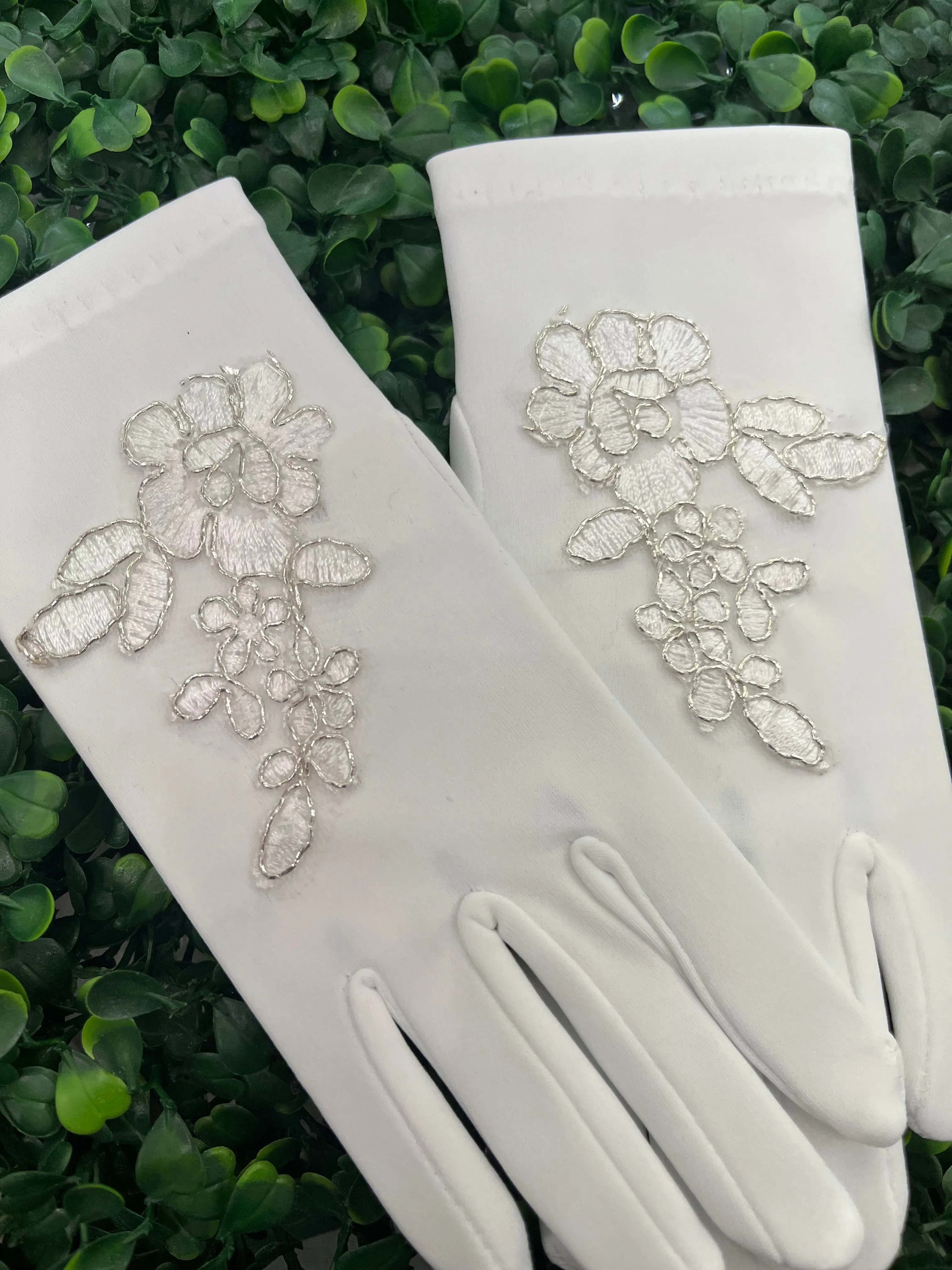 Sara’s Girls’ Satin Metallic Lace Gloves